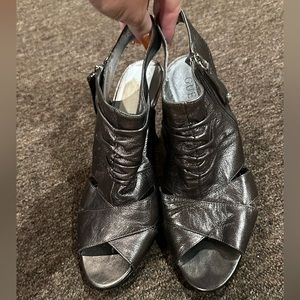 EUC Women’s Guess Silver Grey metallic Open Toe Ankle Booties shoes sexy 9M